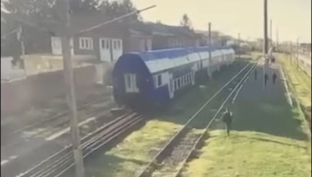 Tamponare intre un cuplu și două vagoane în CF Pașcani