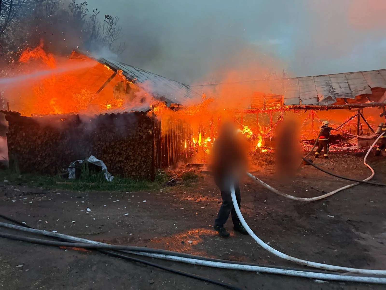 Incendiu violent la o fermă din Frătăuții Vechi