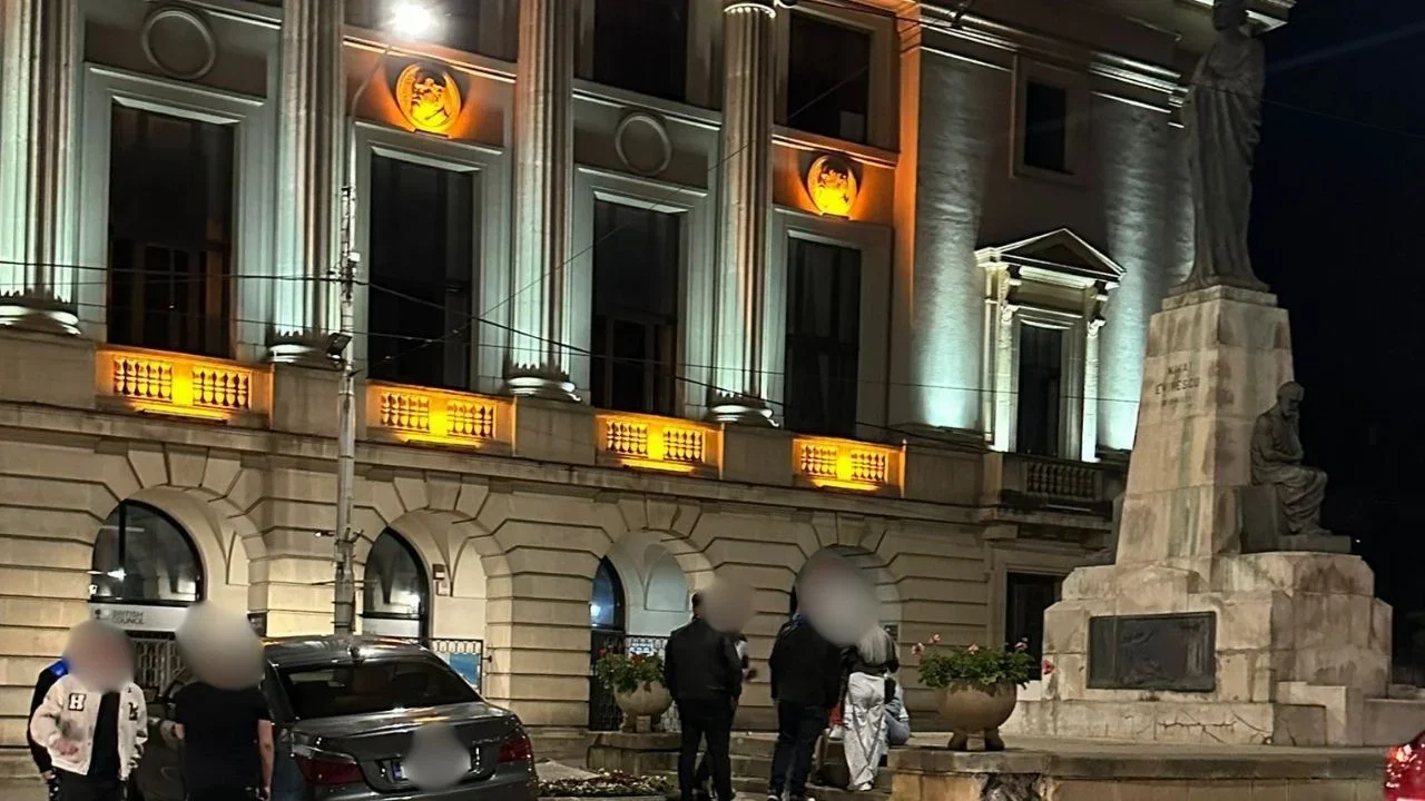 Un tânăr s-a oprit cu bolidul lângă statuia de la Fundație, în Iași