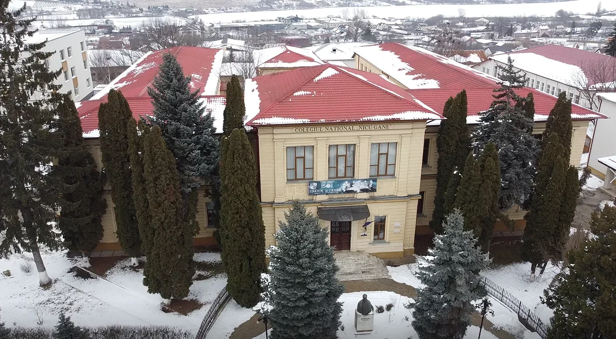 Anchetă la un liceu din Fălticeni, după ce un elev i-a dat jos pantalonii colegului său