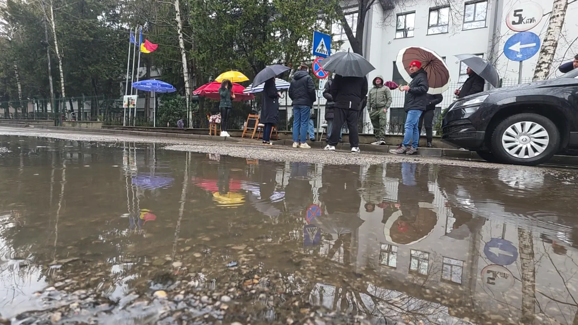 Părinții, la coadă pentru un loc în clasa pregătitoare, la Botoșani