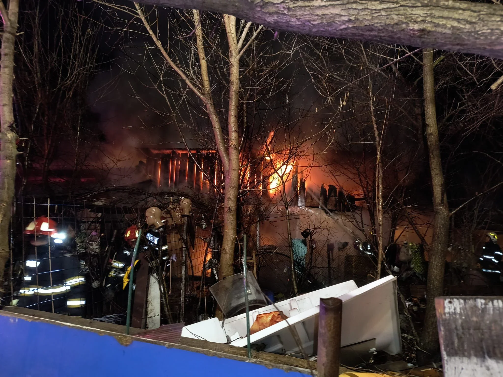 Acoperișul unei locuințe din satul Lunca Cetățuii, Iași, în flăcări