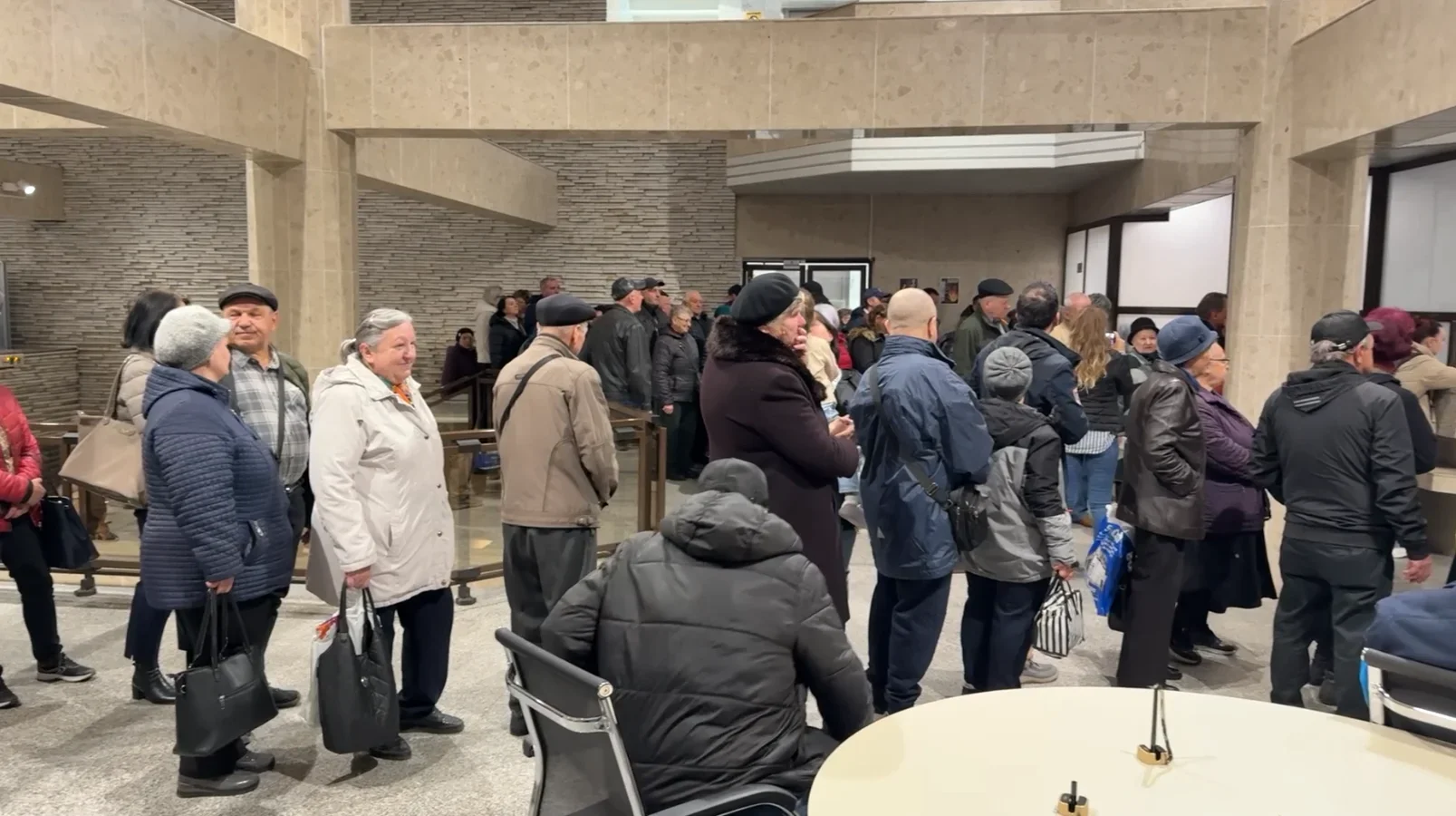 Sucevenii iau cu asalt ghișeele de taxe