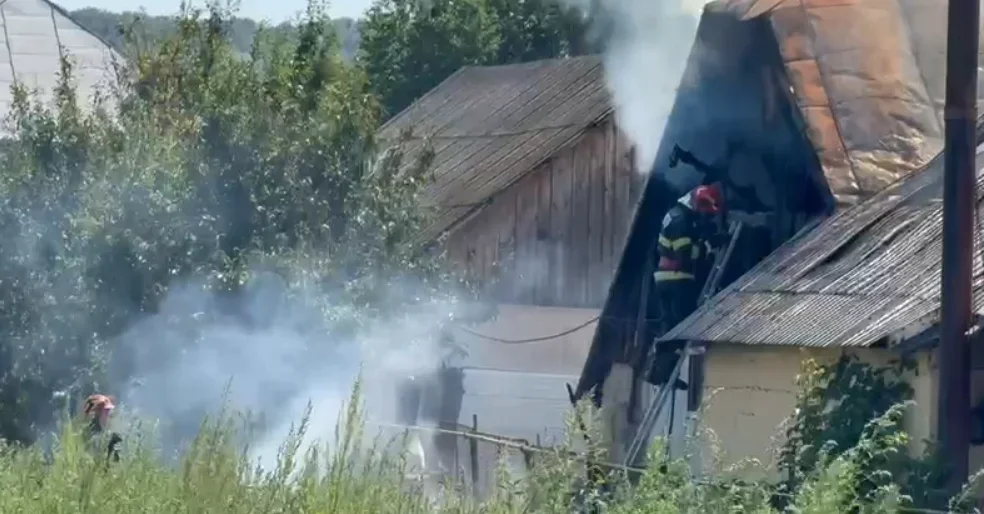 Incendiu violent izbucnit la o locuință din cartierul Ițcani