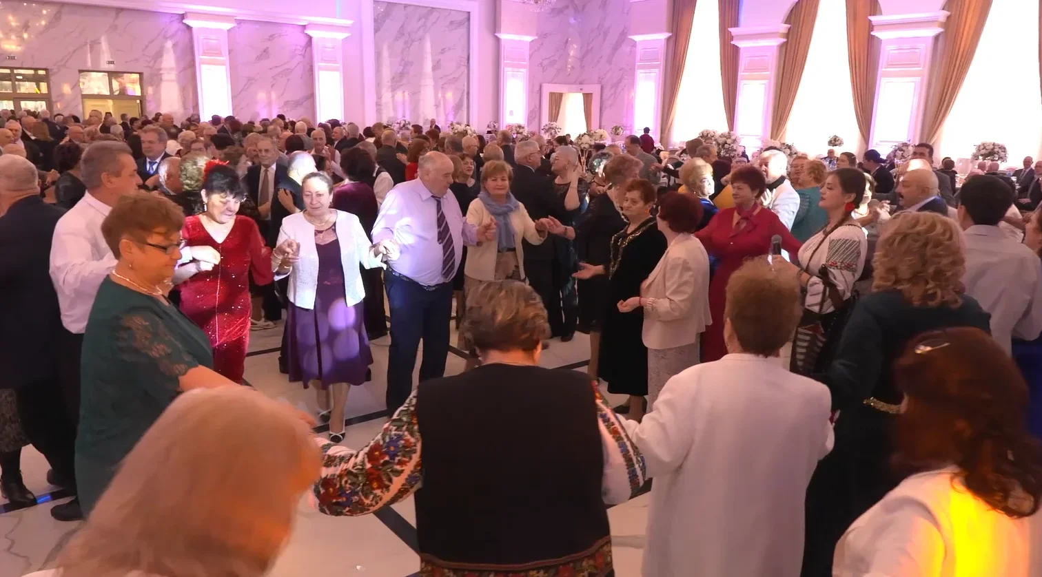 Balul Mărțișorului la Suceava: peste 400 de pensionari s-au bucurat de muzică, dans și voie bună