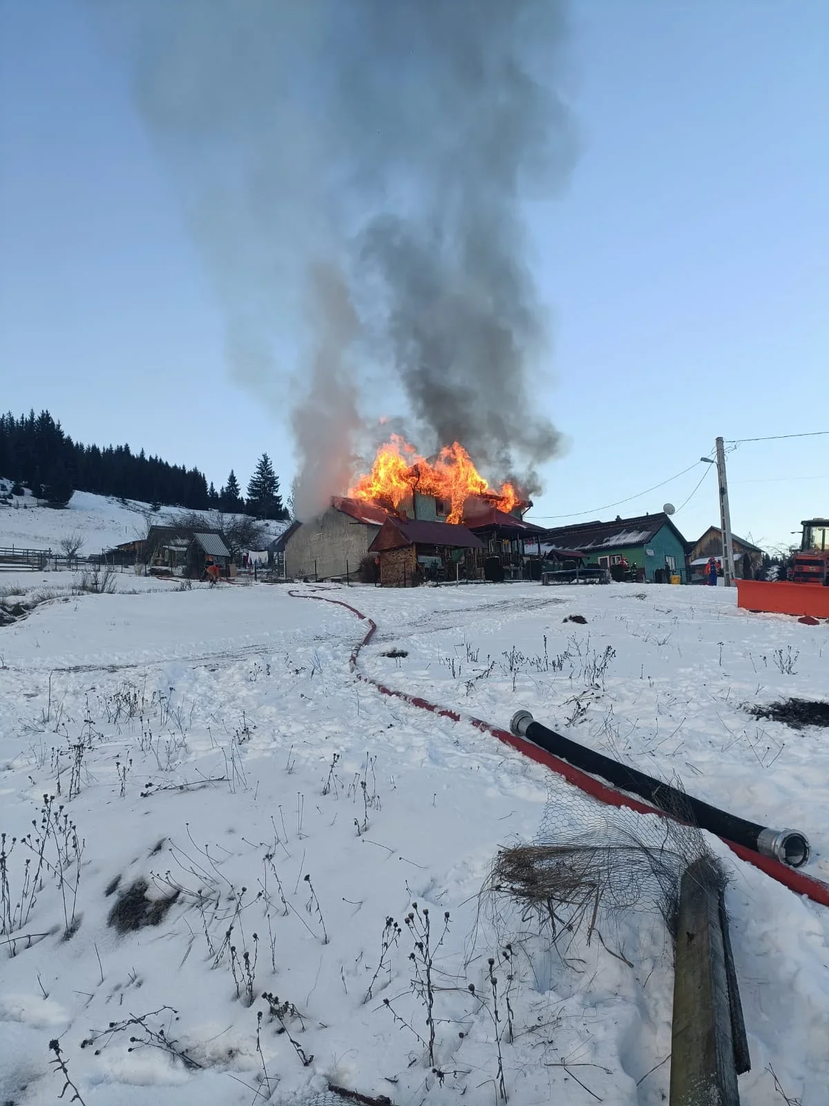 Casă mistuită de flăcări la Șarul Dornei, Județul Suceava