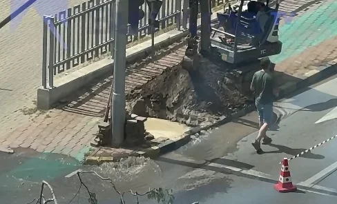 Conductă spartă pe bulevardul 1 Mai, în timpul unor lucrări