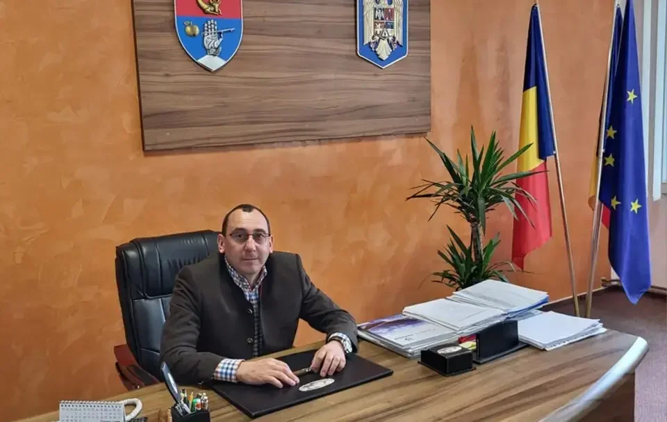 Primarul comunei Vatra Moldoviței, Virgil Saghin, condamnat la 3 ani de închisoare