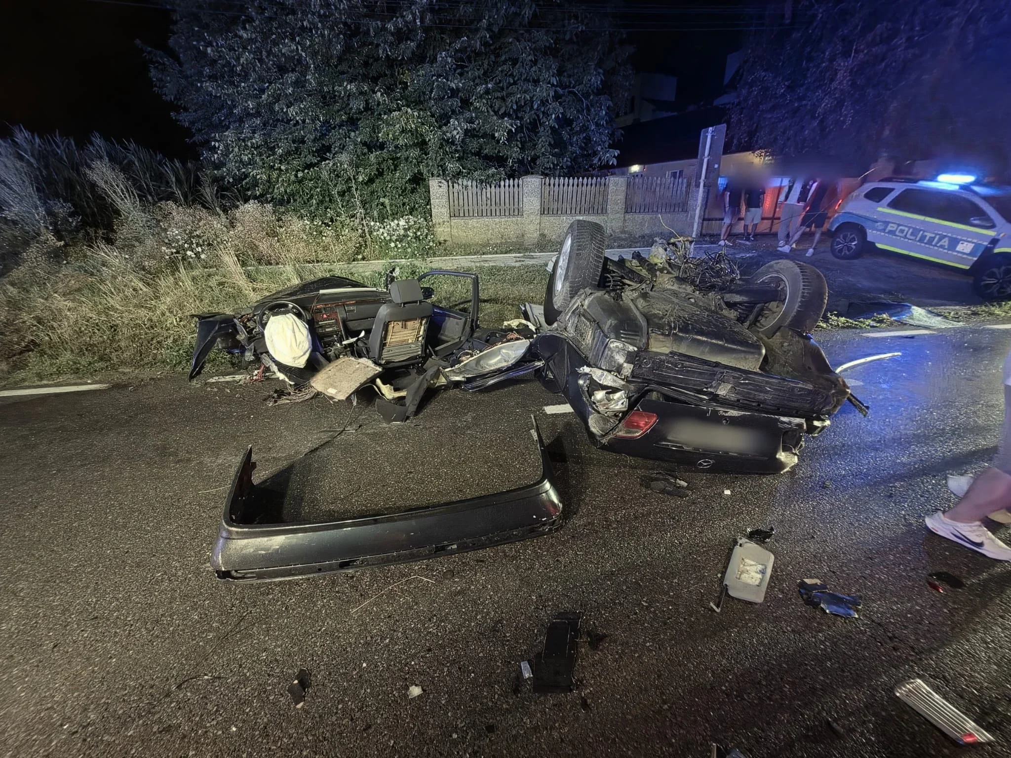 Mașină ruptă în două într-un accident cumplit, la intrarea în Cumpărătura