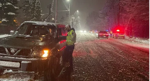 Deszăpezire în regim continuu pe drumurile din județul Suceava; zeci de utilaje și sute de tone de material antiderapant folosite