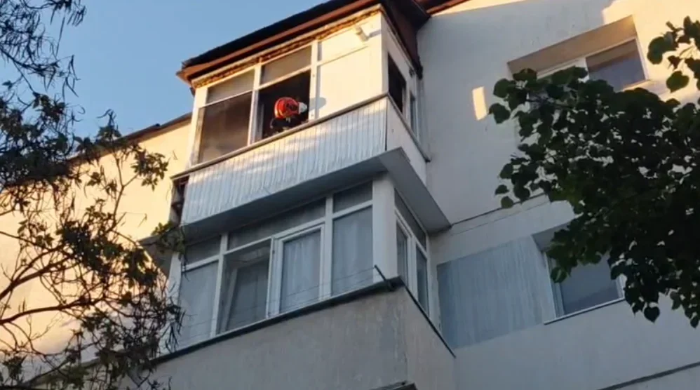 Bărbat de 60 de ani, transportat la spital cu arsuri după un incendiu izbucnit în apartamentul său