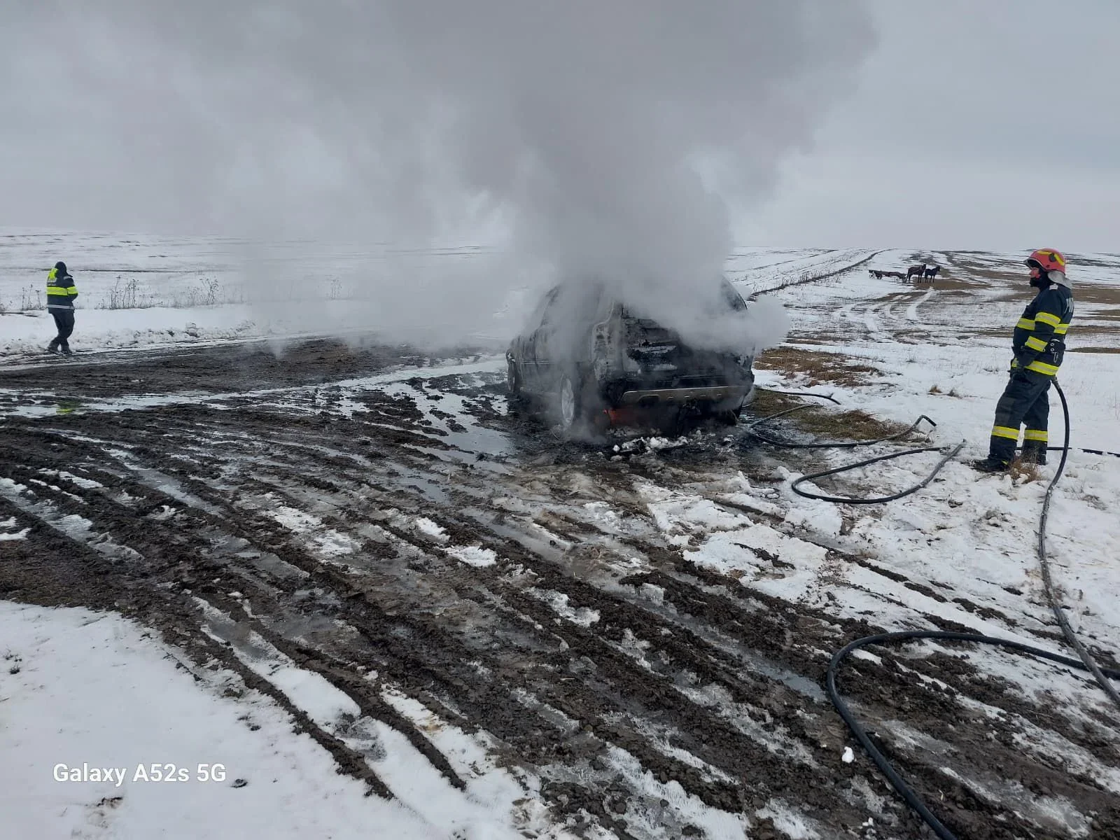 Mașină în flăcări, pe un câmp din localitatea Scobinți, Iași