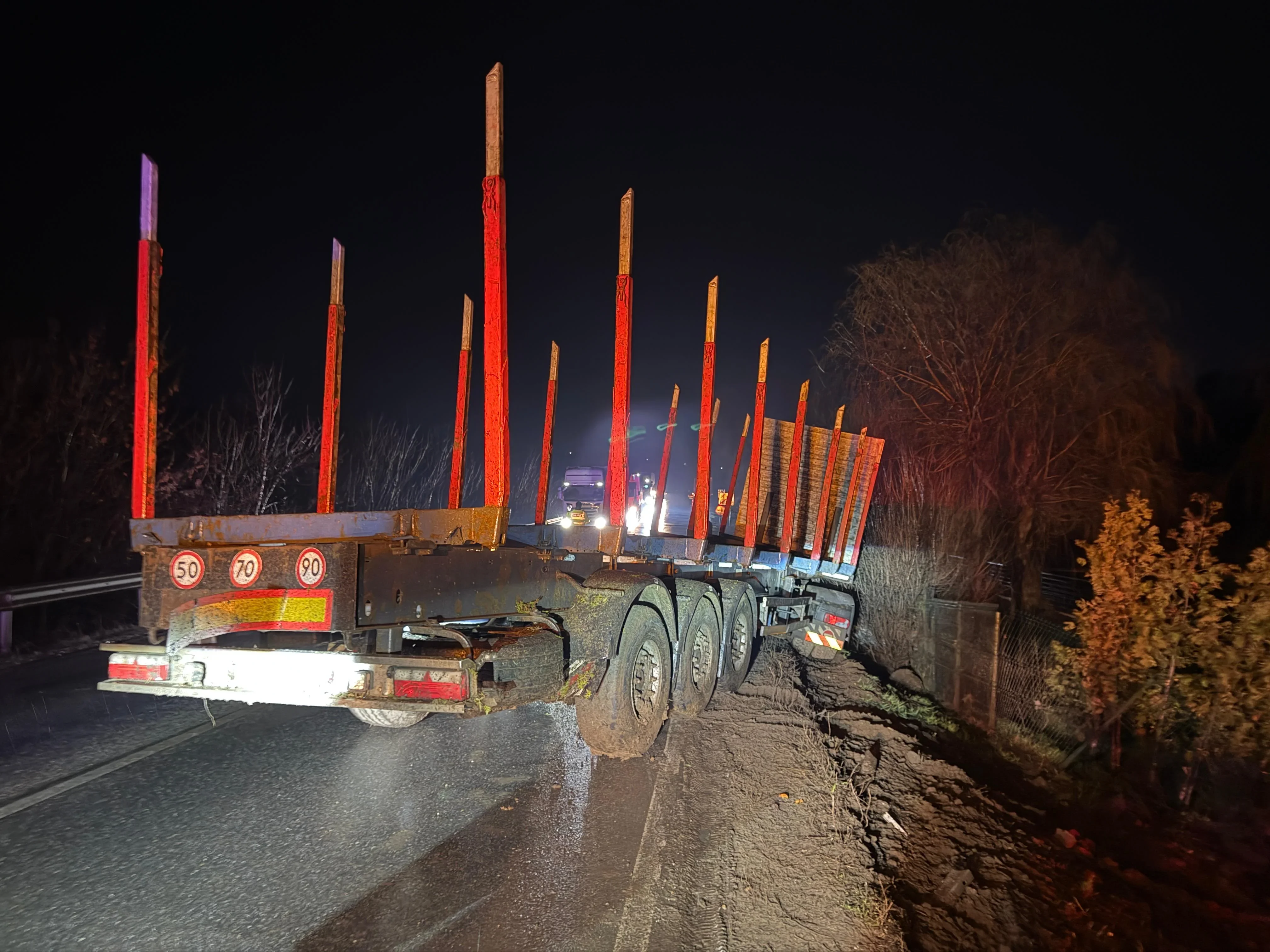 Tir distrus în urma unui accident rutier la Fălticeni