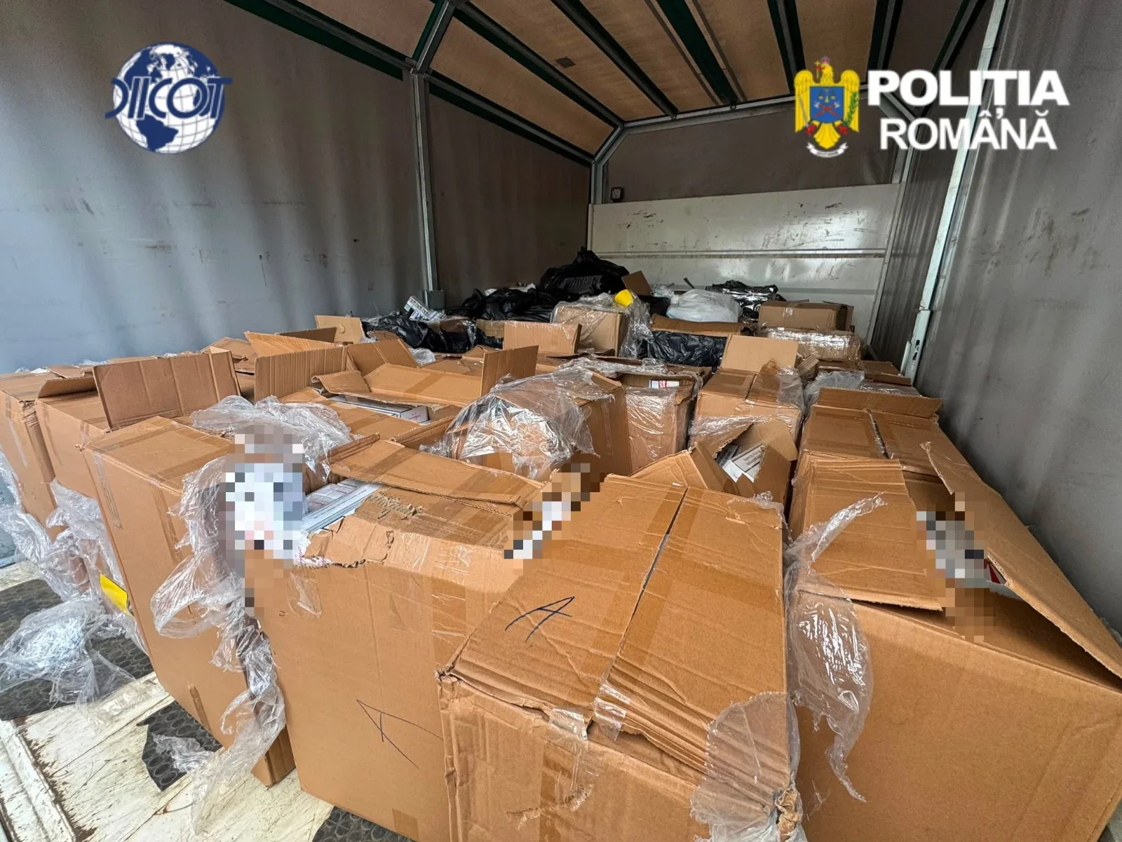 Șapte persoane reținute în urma perchezițiilor de joi