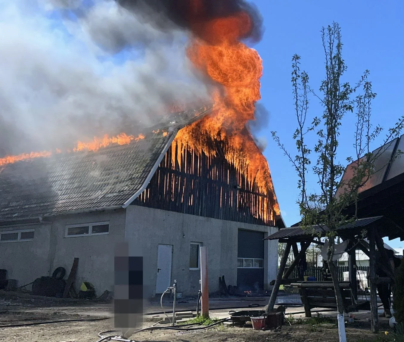 Hală cuprinsă de foc în Mitocu Dragomirnei