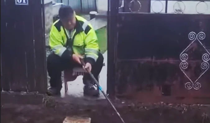 Un bărbat din Preutești a ieșit „la pescuit” pe malul bălții din fața porții