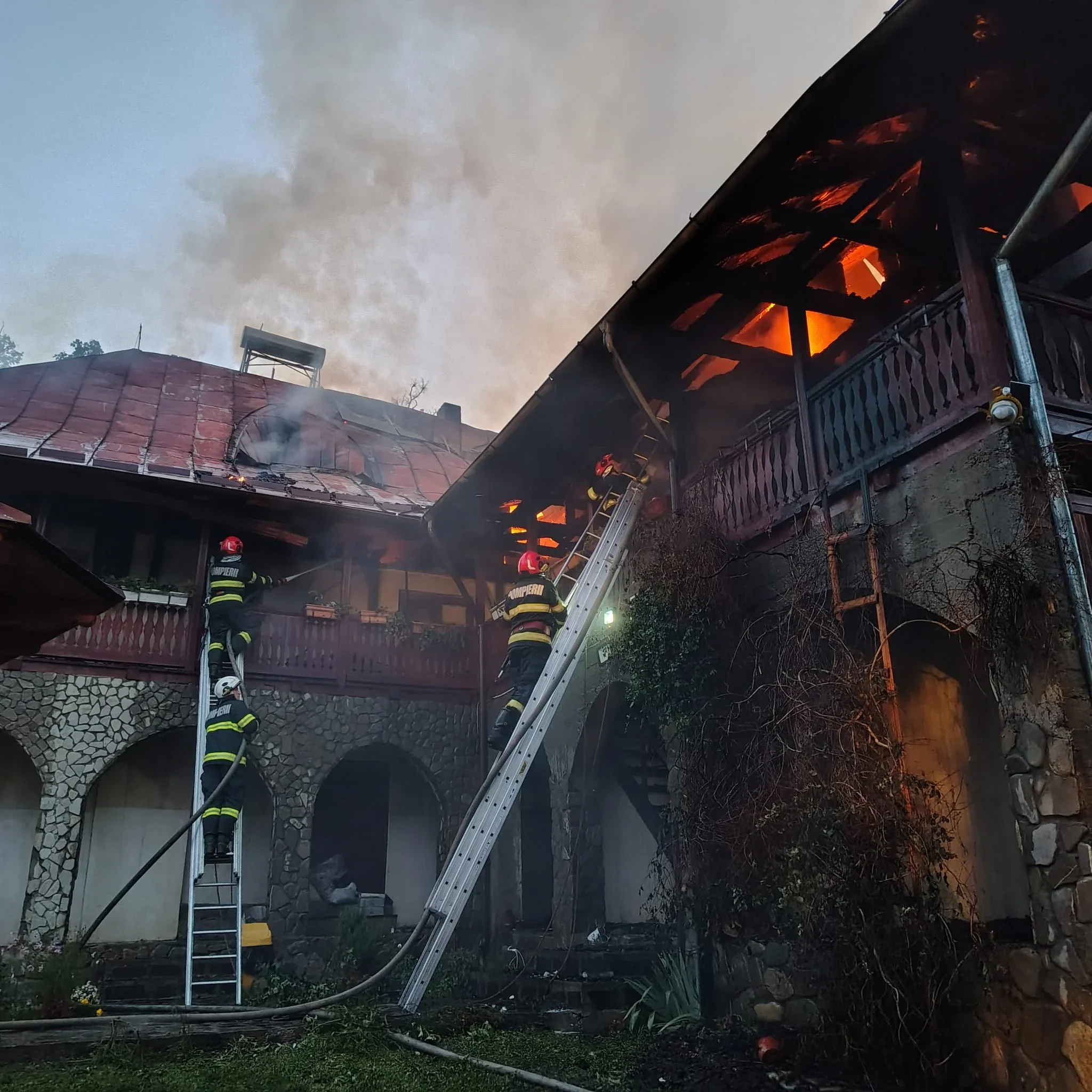 Incendiu puternic la o chilie a Mănăstirea Bisericani din Neamț