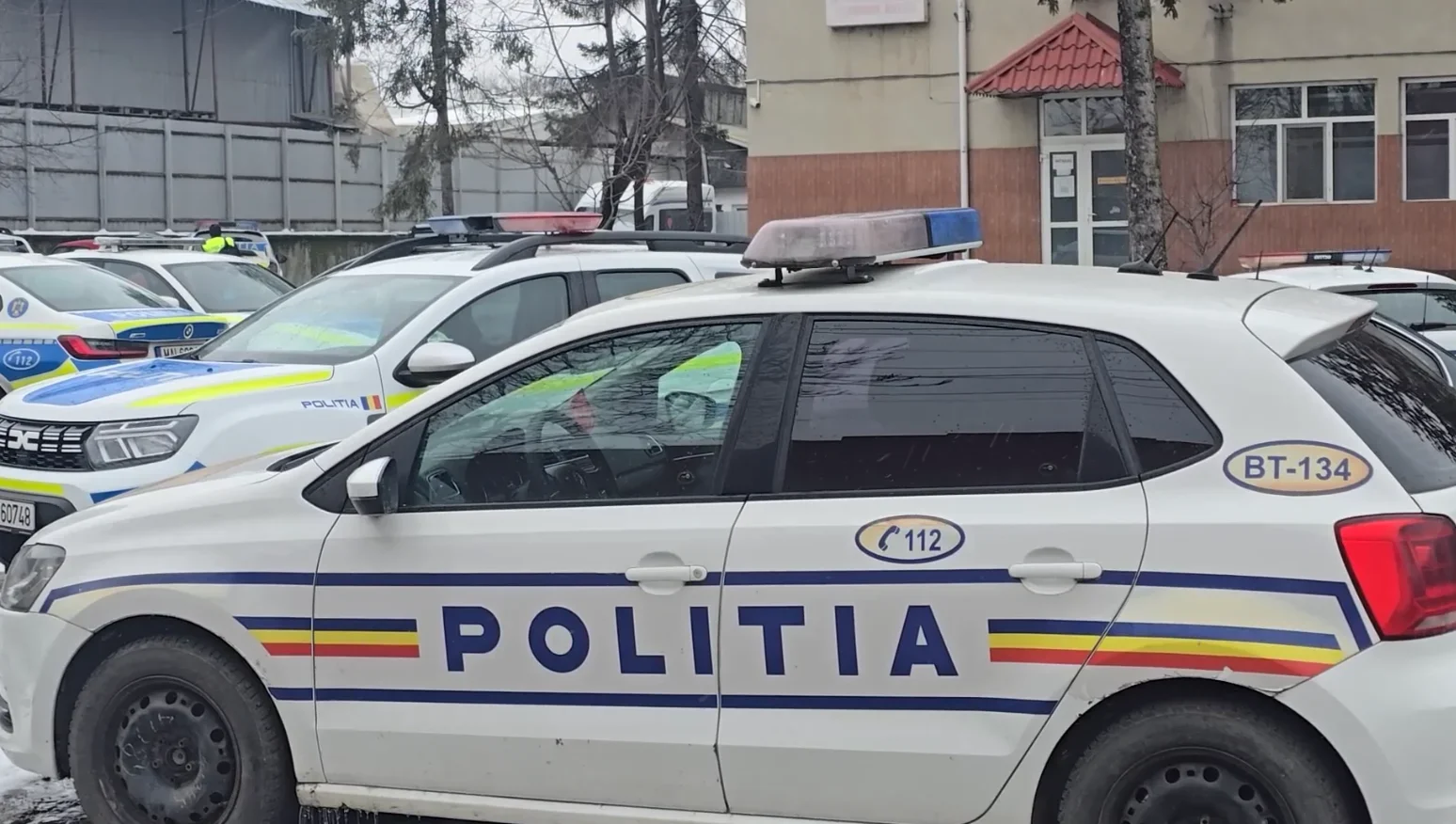 Polițiștii rutieri din Botoșani, nevoiți să strângă apa după ploaie