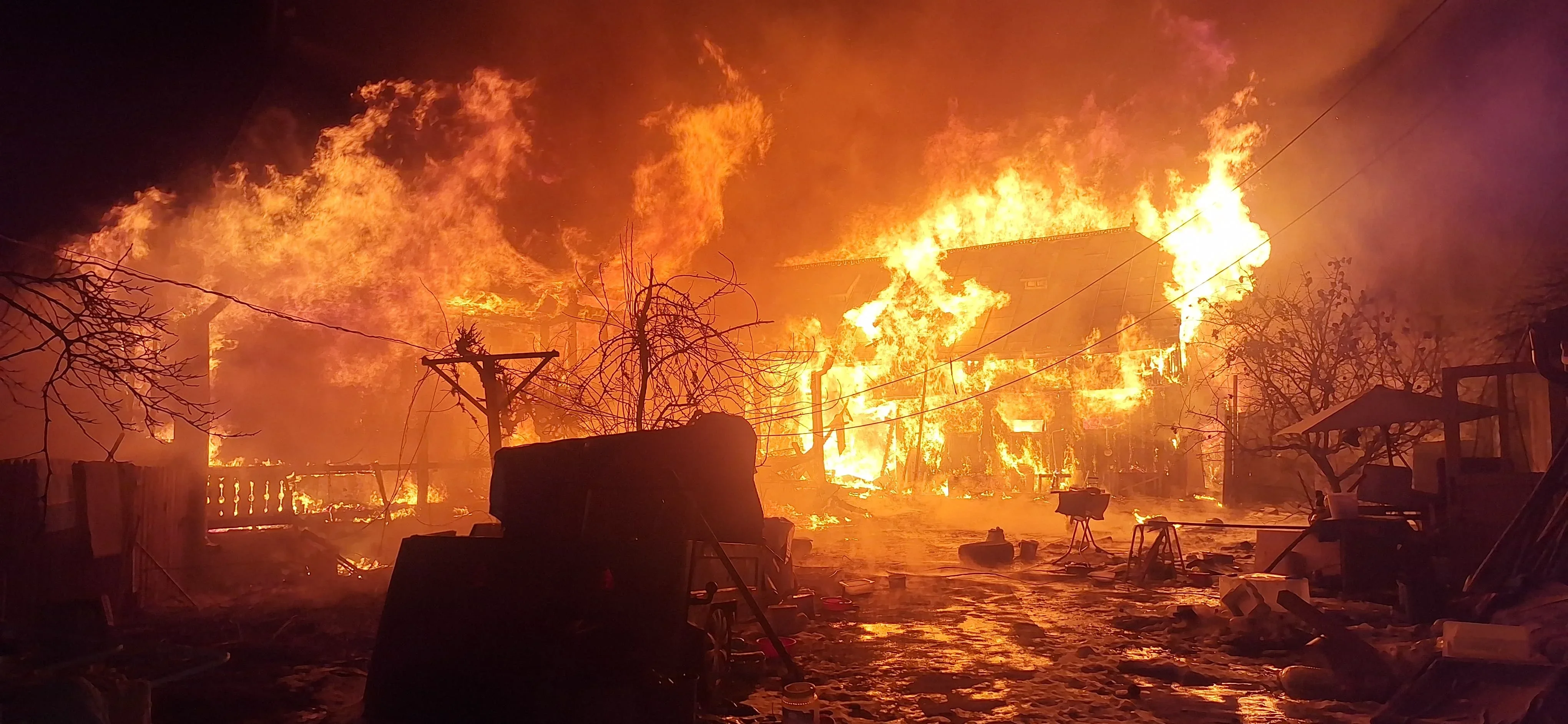 Locuință și adăpost de animale, făcute scrum