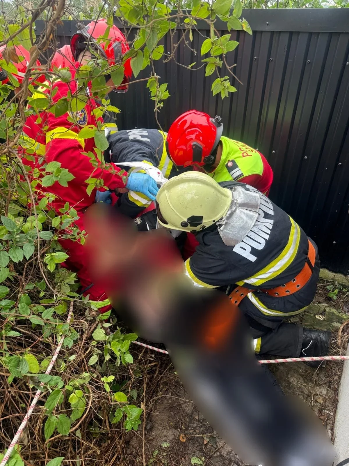 Femeie de 62 de ani salvată de pompieri dintr-o fântână, la Zvoriștea