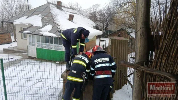 Bărbat scos teafăr dintr-o fântână de pompieri