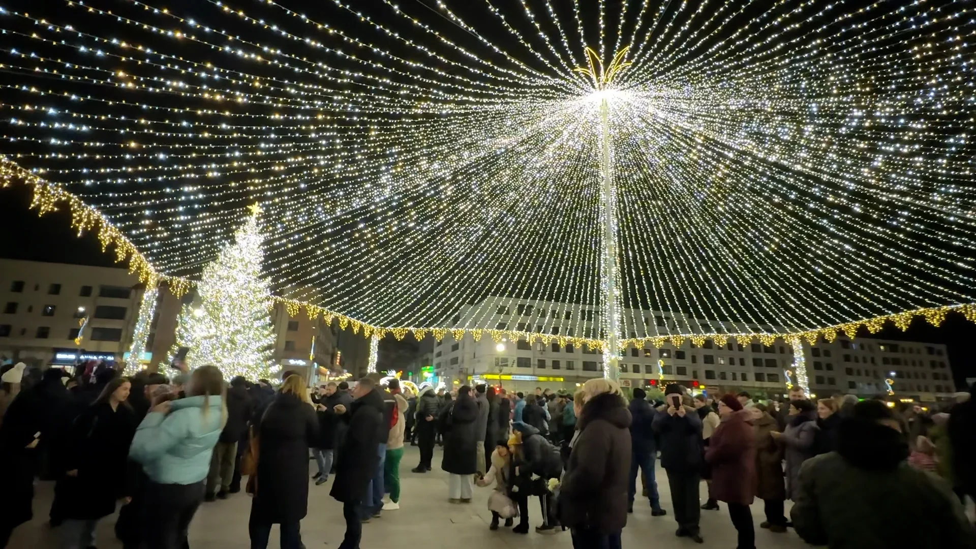 S-au aprins luminile în bradul de Crăciun