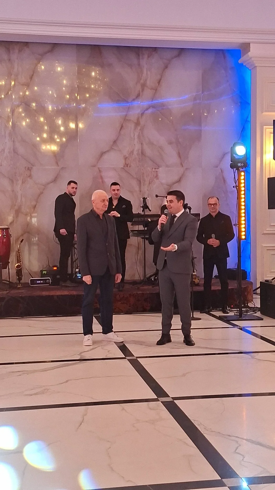 Carduri cadou pentru cumpărături oferite pensionarilor din județ