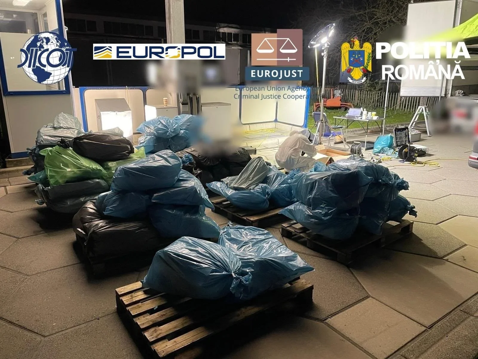 Rețea de trafic de droguri, destructurată după o anchetă de trei ani. Aproape 1,7 tone de droguri, capturate în patru țări europene