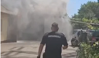 Doi copii și doi vârstnici salvați de jandarmi, din incendiul izbucnit la Suceava