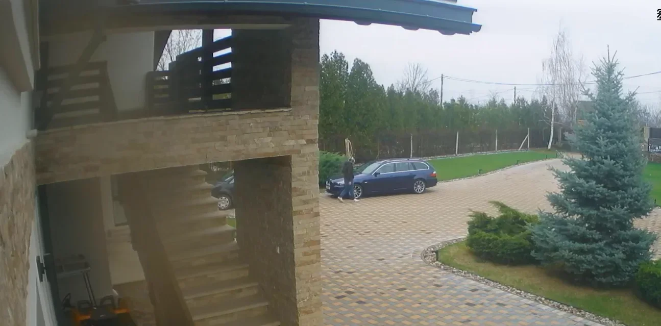 Șoferi urmăriți de poliție, prin curtea unui necunoscut