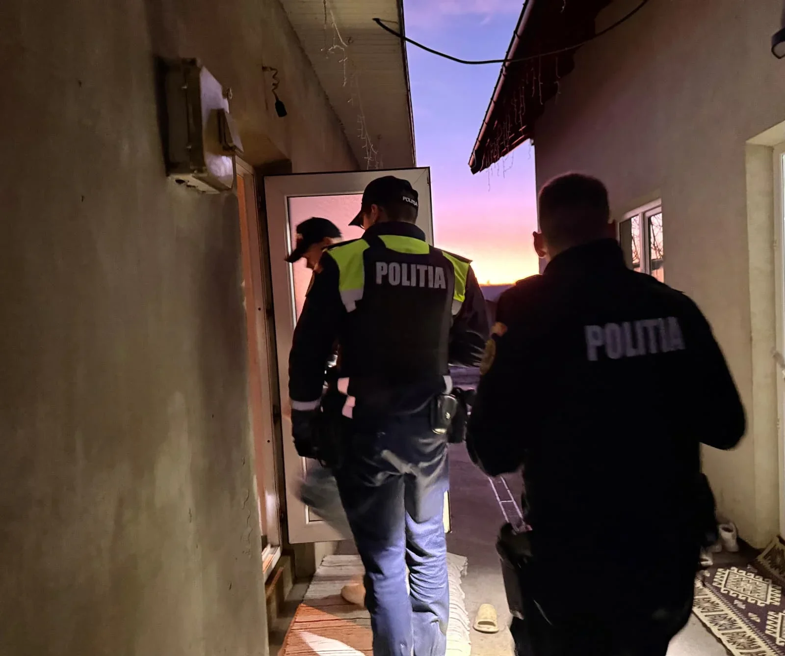 Zeci de percheziții domiciliare într-un dosar penal de braconaj