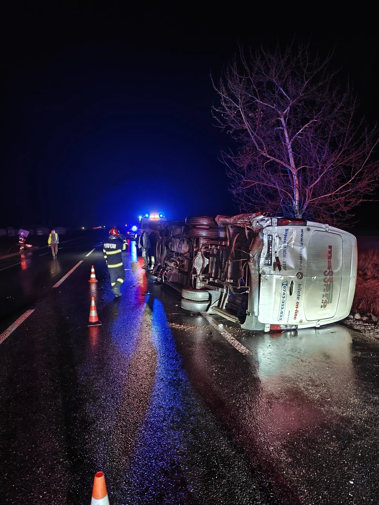Nouă persoane implicate într-un accident rutier la Lețcani