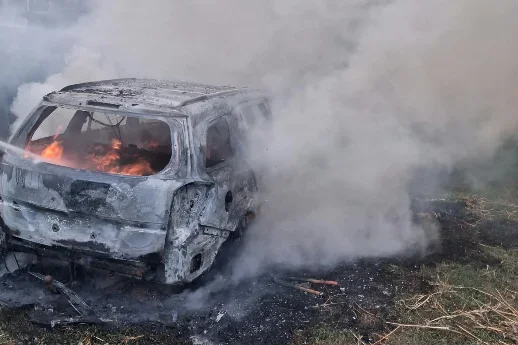 Mașină mistuită la Neamț, după ce a fost incendiată intenționat
