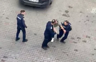 Polițist încătușat de colegii săi după o ceartă cu concubina