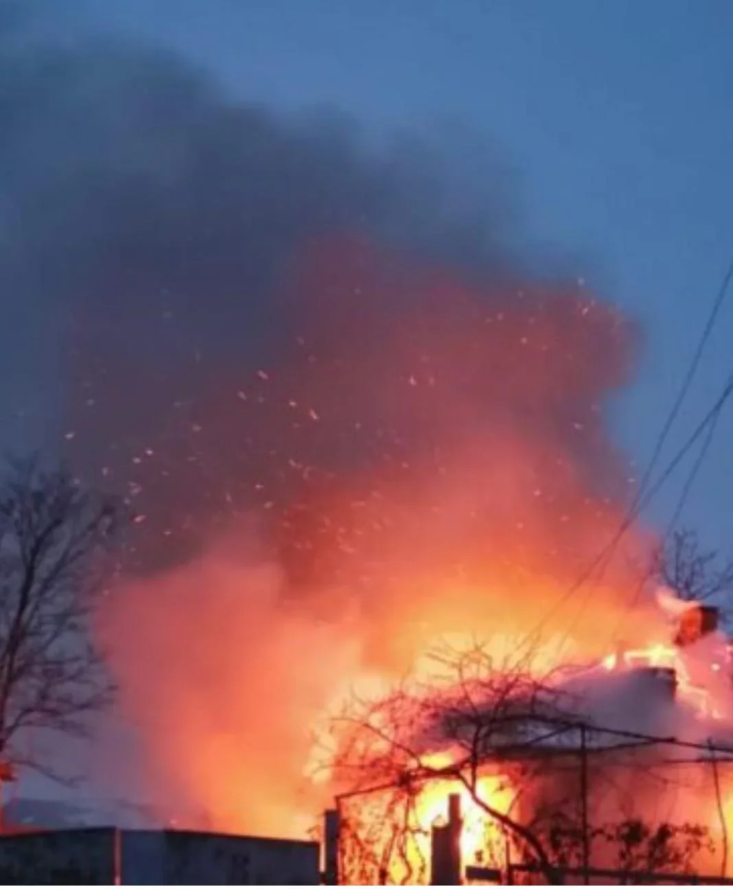 Două persoane salvate la timp de polițiști