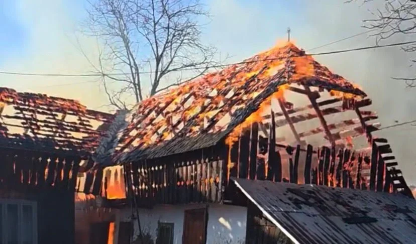 Flăcări violente la acoperișul unei gospodării din Bogdănești