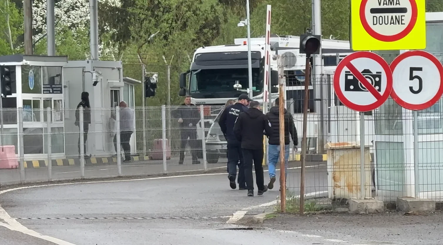 Șapte reținuți în dosarul șpăgilor din vămi