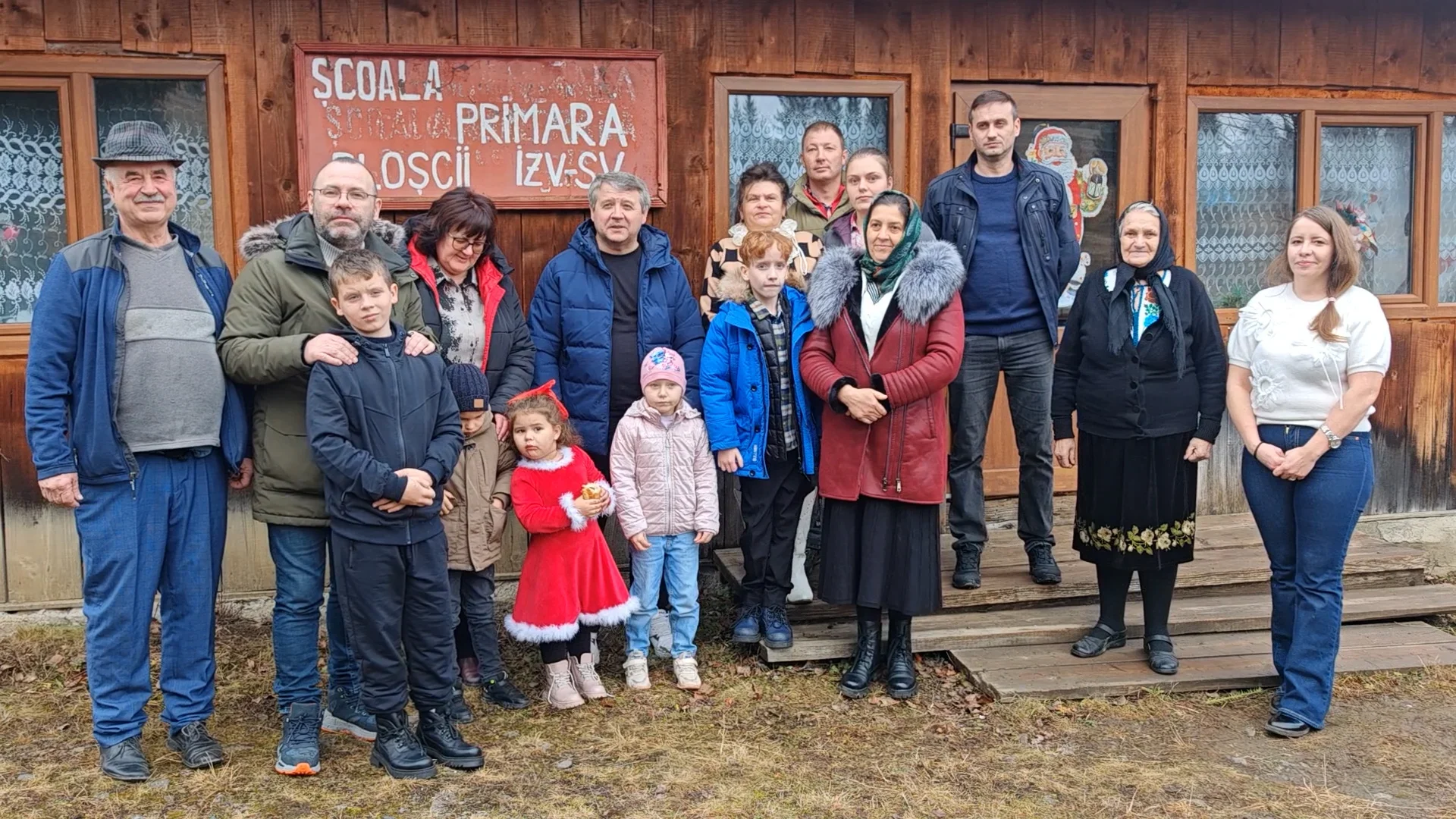 Moș Nicolae a ajuns în satele din Izvoarele Sucevei