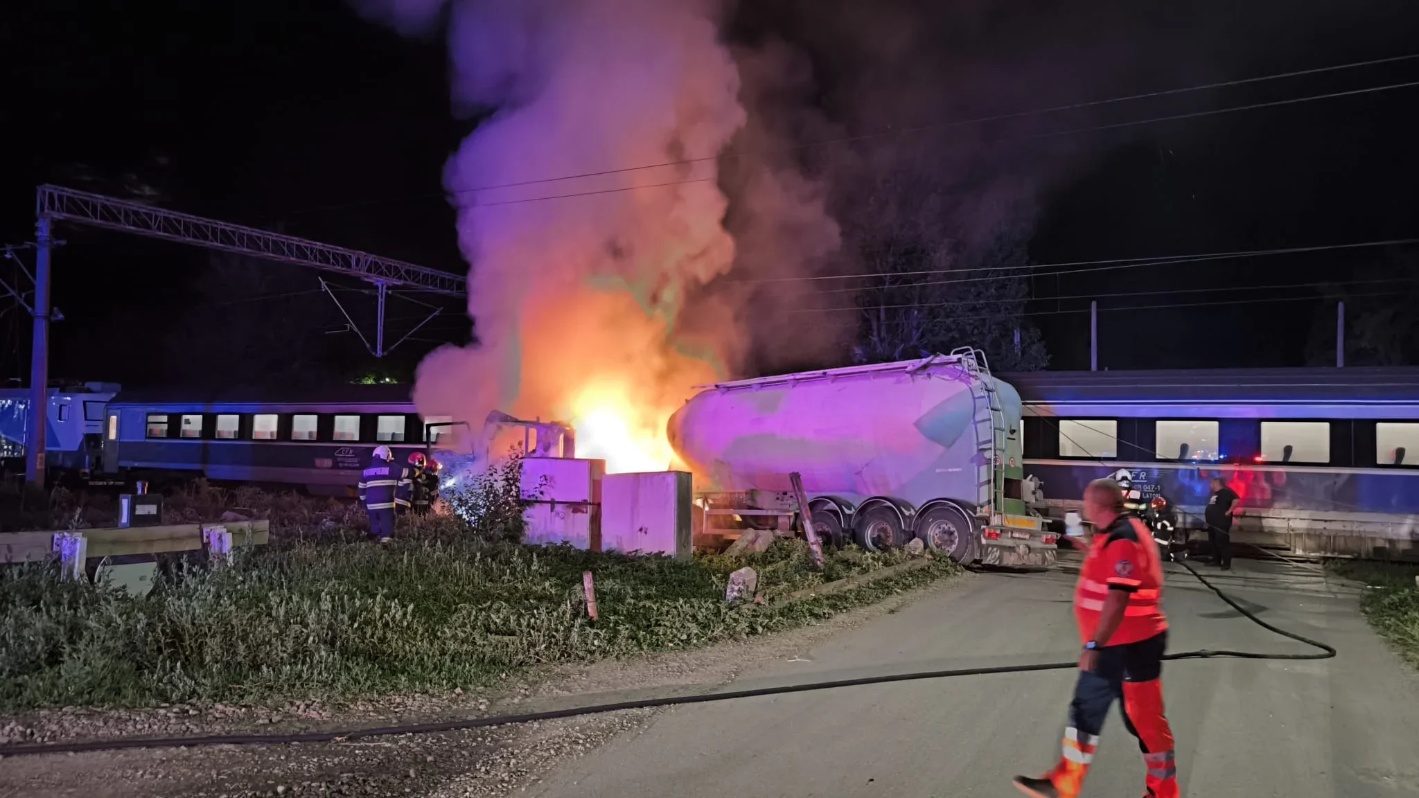 Camion cu ciment lovit de trenul Suceava - Mangalia