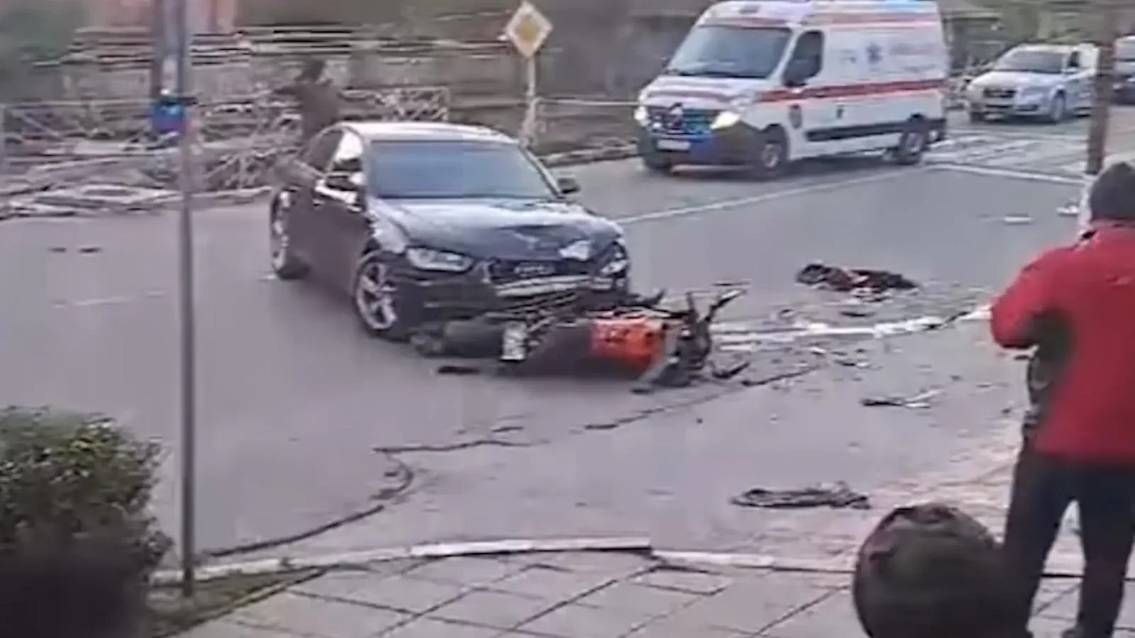 Impact violent în intersecție, doi minori au ajuns la spital