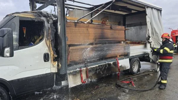 Incendiu la o autoutilitară încărcată cu pal, în zona Milișăuți