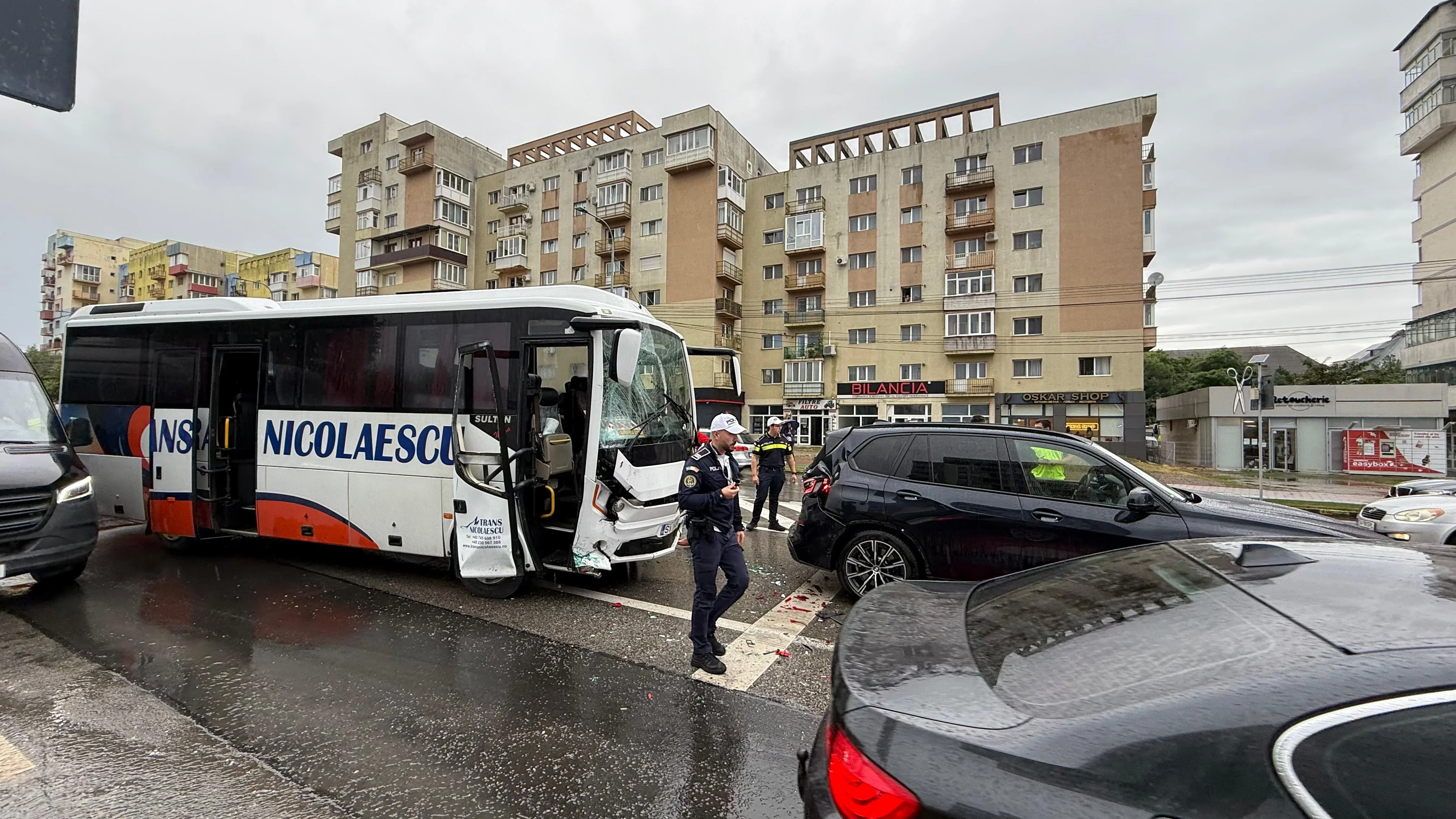 Carambol cu trei mașini pe un bulevard din Suceava