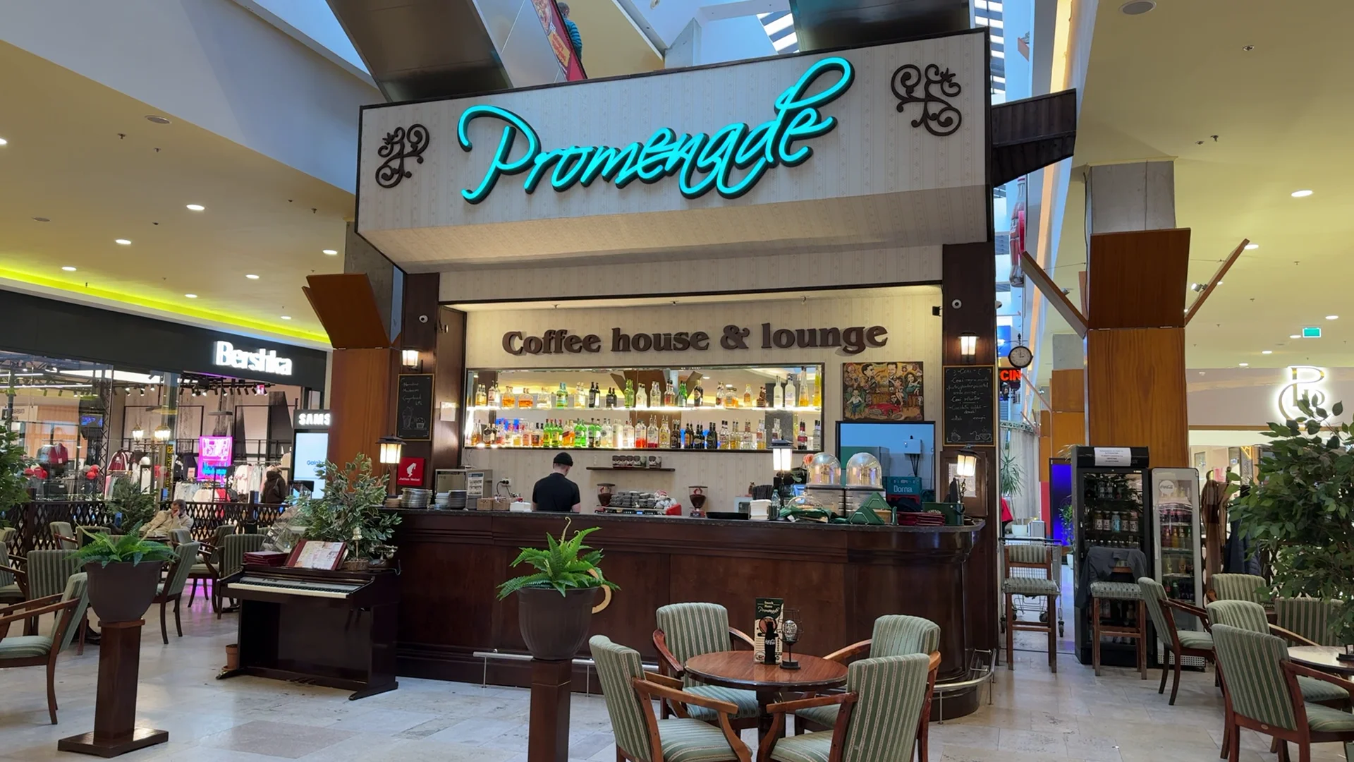 Aroma intensă a cafelei, la Promenade Coffee House &Lounge